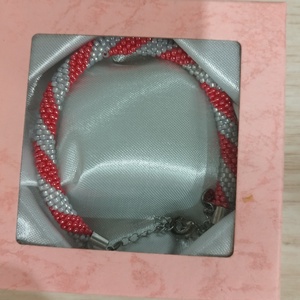 Gyöngyhorgolt karkötő díszdobozban - ékszer - karkötő - gyöngyös karkötő - Meska.hu