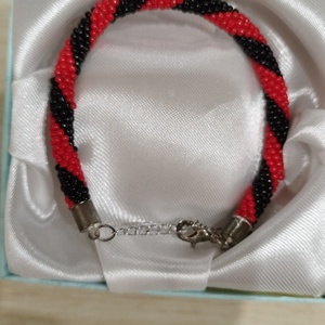 Gyöngyhorgolt karkötő díszdobozban - ékszer - karkötő - gyöngyös karkötő - Meska.hu