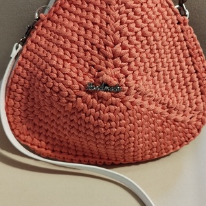 Horgolt háromszög táska  - táska & tok - kézitáska & válltáska - vállon átvethető táska - Meska.hu