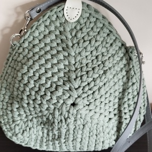 Horgolt háromszög táska  - táska & tok - kézitáska & válltáska - vállon átvethető táska - Meska.hu