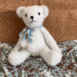 Fehér medvebocs kabátban és sállal - játék & sport - plüssállat & játékfigura - maci - Meska.hu