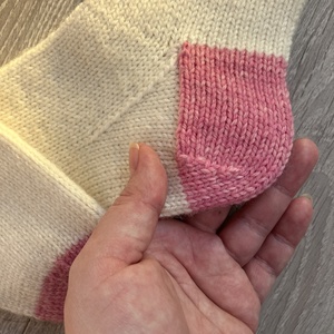 Kézzel kötött gyapjú zokni  eperfagylalt  Méret: 36-37 - ruha & divat - cipő & papucs - zokni - Meska.hu