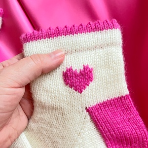 Kézzel kötött gyapjú zokni  szívek  Méret: 38-39 - ruha & divat - cipő & papucs - zokni - Meska.hu