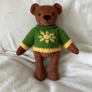 Plüssmackó zöld pulóverben - játék & sport - plüssállat & játékfigura - maci - Meska.hu