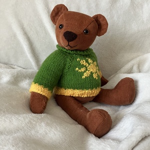 Plüssmackó zöld pulóverben - játék & sport - plüssállat & játékfigura - maci - Meska.hu