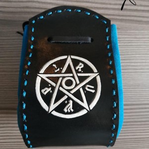 M.A.G.U.S. szimbólumos kockatartó szütyő - KÉK - játék & sport - táblajáték és kártyajáték - társasjátékok - dobókocka - Meska.hu