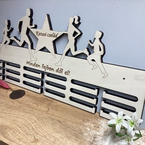 Családi Futás Nagy Éremtartó 60 x 31 cm - otthon & életmód - dekoráció - fali és függő dekoráció - éremtartó - Meska.hu