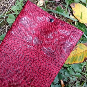 Kobra mintás textilbőr könyvtok, tablet vagy e-book tok, bordó - Meska.hu