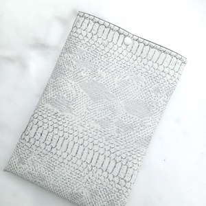 Kobra mintás textilbőr könyvtok, tablet vagy e-book tok, fehér-szürke, elegáns - könyv & zene - könyvtok - Meska.hu