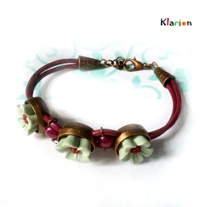 Burgundi színű hengerbőr karkötő menta virágokkal - ékszer - karkötő - charm karkötő - Meska.hu