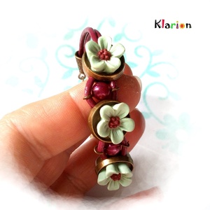 Burgundi színű hengerbőr karkötő menta virágokkal - ékszer - karkötő - charm karkötő - Meska.hu