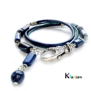 Lapis lazuli ásványgyöngy és hengerbőr karkötő - ékszer - karkötő - charm karkötő - Meska.hu