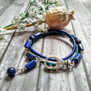 Lapis lazuli ásványgyöngy és hengerbőr karkötő - ékszer - karkötő - charm karkötő - Meska.hu