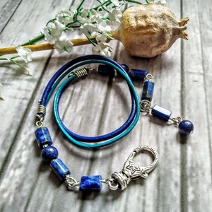 Lapis lazuli ásványgyöngy és hengerbőr karkötő - ékszer - karkötő - charm karkötő - Meska.hu