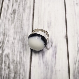 Fehér-fekete gyanta gyűrű, állítható méretű, Ékszer, Gyűrű, Statement gyűrű, Ékszerkészítés, Mindenmás, MESKA