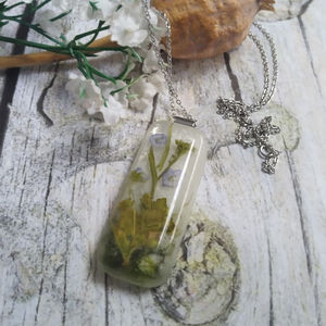 Örök tavasz nemesacél nyaklánc virágos gyanta medállal - ékszer - nyaklánc - medálos nyaklánc - Meska.hu