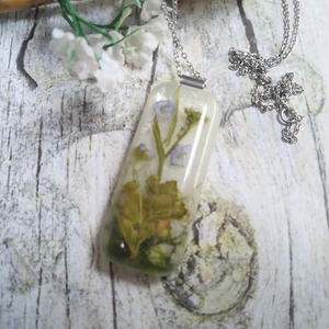 Örök tavasz nemesacél nyaklánc virágos gyanta medállal - ékszer - nyaklánc - medálos nyaklánc - Meska.hu