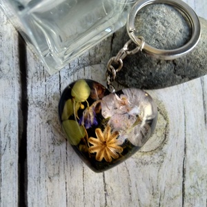 Szárított virágos szív alakú gyanta kulcstartó vagy táskadísz - táska & tok - kulcstartó & táskadísz - kulcstartó - Meska.hu