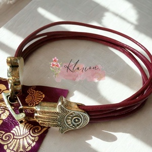 Burgundi színű hengerbőr karkötő Hamza kezét mintázó csattal - ékszer - karkötő - charm karkötő - Meska.hu