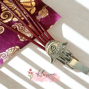 Burgundi színű hengerbőr karkötő Hamza kezét mintázó csattal - ékszer - karkötő - charm karkötő - Meska.hu