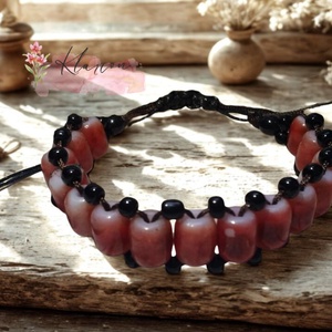 Energia karkötő burgundi színű, hengeres és fekete kása gyöngyökből - ékszer - karkötő - gyöngyös karkötő - Meska.hu