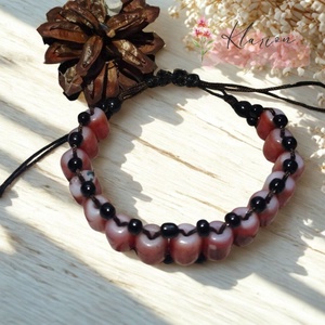 Energia karkötő burgundi színű, hengeres és fekete kása gyöngyökből, Ékszer, Karkötő, Gyöngyös karkötő, Ékszerkészítés, Gyöngyfűzés, gyöngyhímzés, MESKA