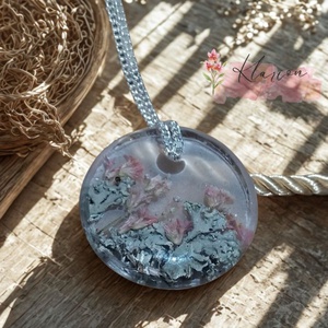 Örökre jégbe zárva, nyaklánc gyanta medállal, virággal és zuzmóval  - ékszer - nyaklánc - medálos nyaklánc - Meska.hu