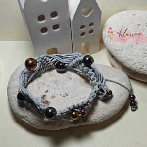 Szürke makramé karkötő hematittal - ékszer - karkötő - gyöngyös karkötő - Meska.hu