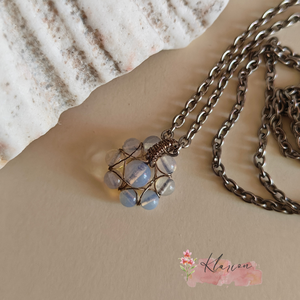 Opál szirmok, ásványgyöngy medál láncon, Ékszer, Nyaklánc, Gyöngyös nyaklánc, Ékszerkészítés, Gyöngyfűzés, gyöngyhímzés, MESKA