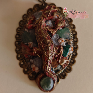 Kicsi gyík az ásványok őrzője, hegyikristály, jade, kianit, malachit ásványokkal - ékszer - nyaklánc - medálos nyaklánc - Meska.hu