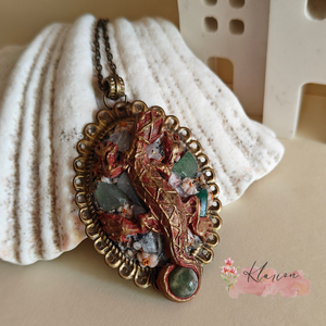 Kicsi gyík az ásványok őrzője, hegyikristály, jade, kianit, malachit ásványokkal - Meska.hu