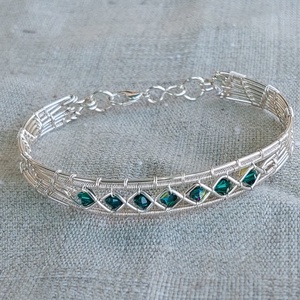 Drót karkötő zöld swarovski kristályokkal, Ékszer, Karkötő, Karperec, Ékszerkészítés, MESKA