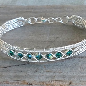 Drót karkötő zöld swarovski kristályokkal - ékszer - karkötő - karperec - Meska.hu