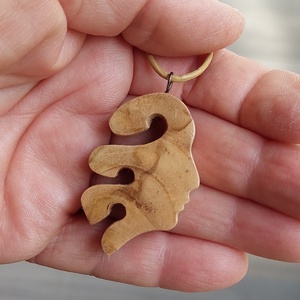 Olajfából kézzel faragott arc nyaklánc - ékszer - nyaklánc - medálos nyaklánc - Meska.hu