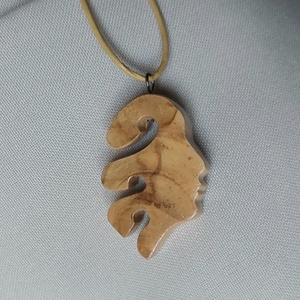 Olajfából kézzel faragott arc nyaklánc - ékszer - nyaklánc - medálos nyaklánc - Meska.hu