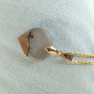 Olajfa és műgyanta medál  - ékszer - nyaklánc - medálos nyaklánc - Meska.hu