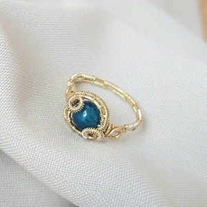 Kék achát gyűrű arany színű dróttal - ékszer - gyűrű - fonódó gyűrű - Meska.hu