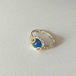 Kék achát gyűrű arany színű dróttal - ékszer - gyűrű - fonódó gyűrű - Meska.hu