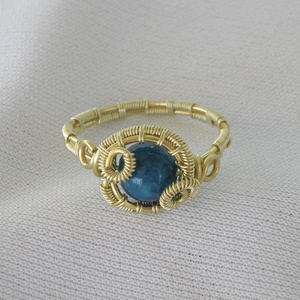 Kék achát gyűrű arany színű dróttal, Ékszer, Gyűrű, Fonódó gyűrű, Ékszerkészítés, MESKA