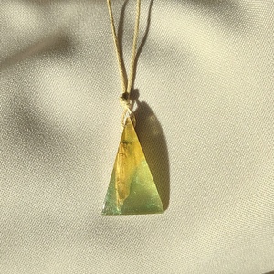 Világos zöld műgyanta és olajfa nyaklánc - ékszer - nyaklánc - medálos nyaklánc - Meska.hu