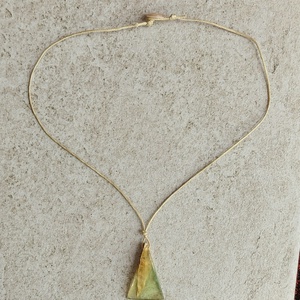 Világos zöld műgyanta és olajfa nyaklánc - ékszer - nyaklánc - medálos nyaklánc - Meska.hu