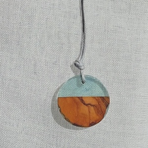 Olajfa és kék műgyanta - nyaklánc gyerekeknek - ékszer - nyaklánc - medálos nyaklánc - Meska.hu