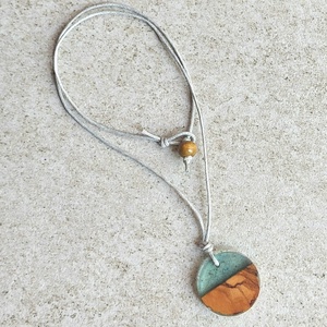 Olajfa és kék műgyanta - nyaklánc gyerekeknek - ékszer - nyaklánc - medálos nyaklánc - Meska.hu