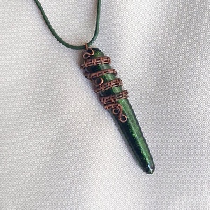 Nyaklánc vörösréz drótból és olvasztott üvegből - ékszer - nyaklánc - medálos nyaklánc - Meska.hu