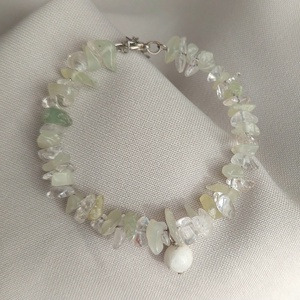 Ásványkarkötő jáde, hegykristály és holdkő ásványokkal - ékszer - karkötő - ásványkarkötő - Meska.hu