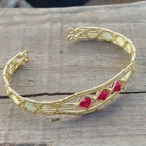 Drót karkötő rubin vörös swarovski kristályokkal, Ékszer, Karkötő, Karperec, Ékszerkészítés, MESKA