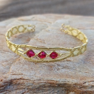 Drót karkötő rubin vörös swarovski kristályokkal - ékszer - karkötő - karperec - Meska.hu