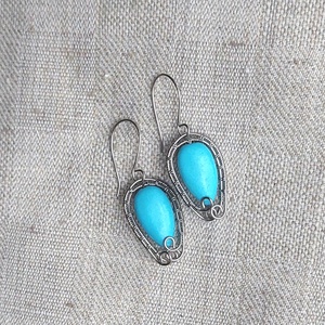 Acél drót fülbevaló türkiz ásvány kövekkel - ékszer - fülbevaló - lógó fülbevaló - Meska.hu