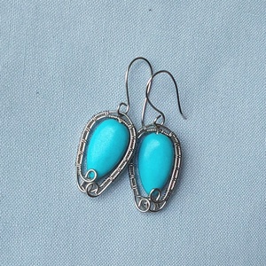 Acél drót fülbevaló türkiz ásvány kövekkel - ékszer - fülbevaló - lógó fülbevaló - Meska.hu
