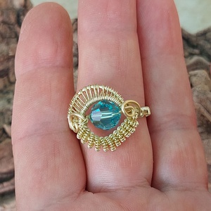 Türkiz színű swarovski drót gyűrű - ékszer - gyűrű - szoliter gyűrű - Meska.hu